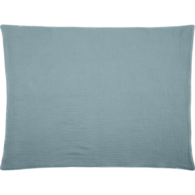 Das Hello World Windelgeschenk Elefantentorte [27x33cm] ist ein rechteckiges, hellblaues Kissen mit weichem, strukturiertem Stoff - perfekt als Geschenk für frischgebackene Eltern oder zur Ergänzung einer Windeltorte. Es wird auf einem schlichten weißen Hintergrund präsentiert.