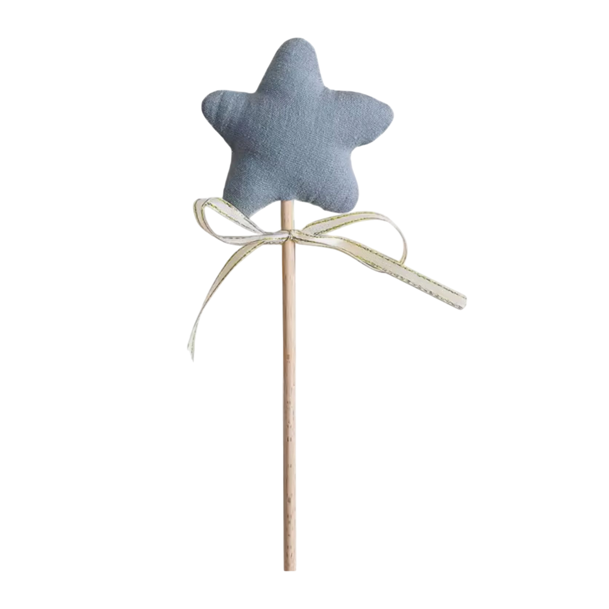 Ein hellblauer Stoffstern auf einem Holzstab, verziert mit einer blassgelben Schleife - ein bezauberndes Geschenk für frischgebackene Eltern und die perfekte Ergänzung zum Hello World Windelgeschenk Elefantentorte [27x33cm].