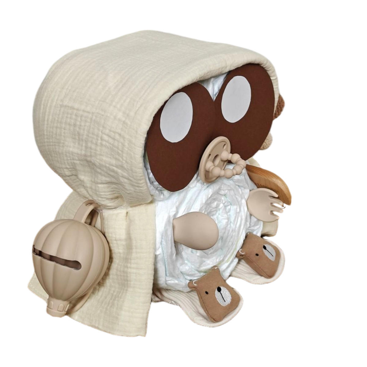 Ein kreatives Windelgeschenk: Das "Windelgeschenk Eule [31x23cm]" von Hello World ist ein bezauberndes Geschenk zur Geburt in Form einer Eule, das aus Windeln und niedlichen Baby-Accessoires gefertigt ist - ein einzigartiges Geschenk zur Geburt auf weißem Hintergrund.