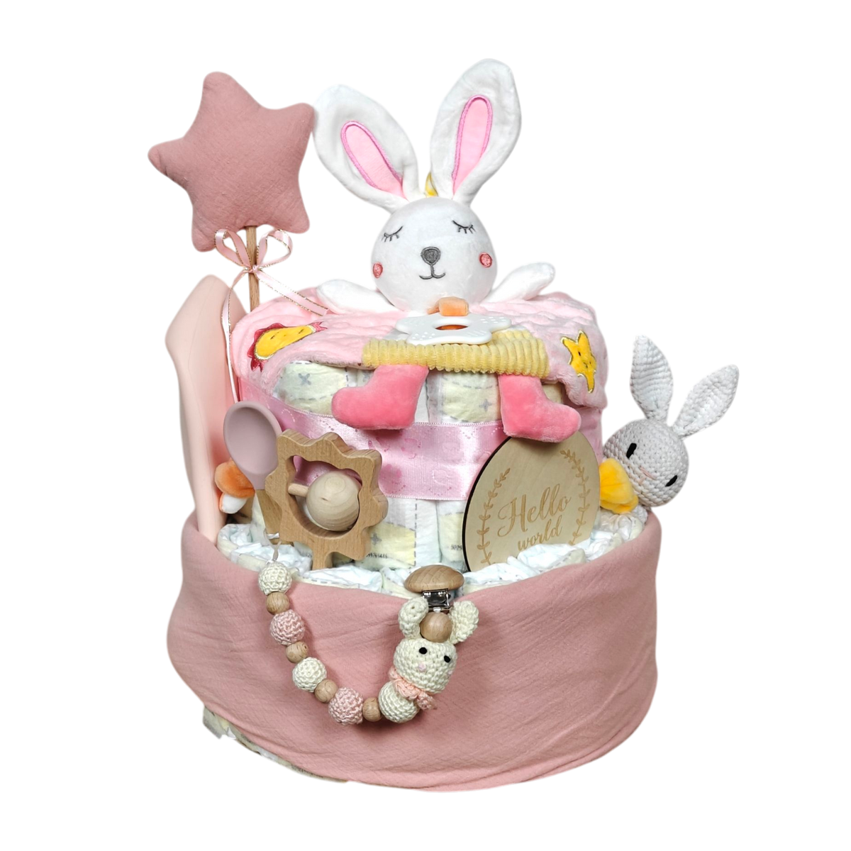 Das Hello World Windelgeschenk Hasentorte [40x35cm], geschmückt mit einem Plüschhasen, Sternenballons, Spielzeug, einer Holzrassel, Perlen und weichem rosa Stoff, ist das perfekte Geschenk zur Babyparty.