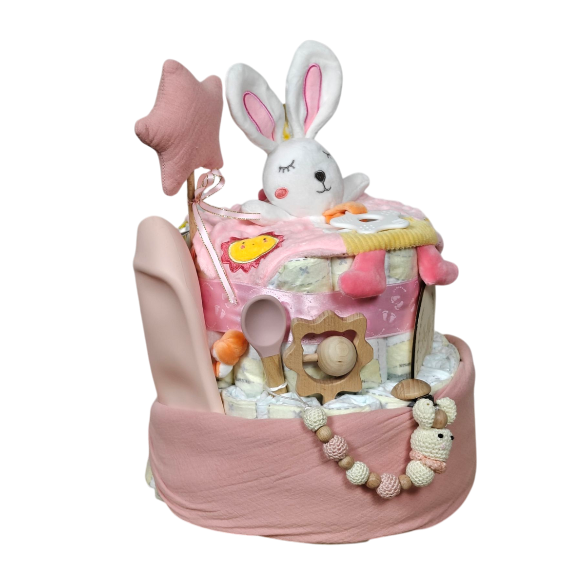 Das Hello World Windelgeschenk Hasentorte [40x35cm] besteht aus einer rosa Decke, einem Plüschhasen, einem Sternenstab, einem Beißring, einer Holzrassel und einem gehäkelten Schnullerhalter - ein ideales Geschenk für Babys oder Neugeborene.