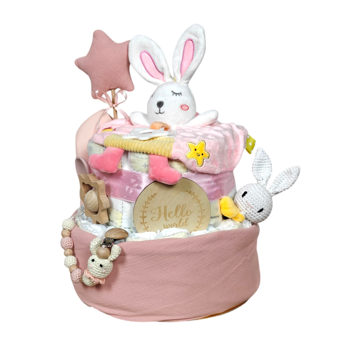 Das Windelgeschenk Hasentorte [40x35cm] von Hello World ist ein rosafarbener und weißer Baby-Geschenkkorb mit Plüschhasen, einem rosafarbenen Sternenballon, einem hölzernen "Hello World"-Schild und weichen Babyartikeln, die alle in einem runden Behälter angeordnet sind.