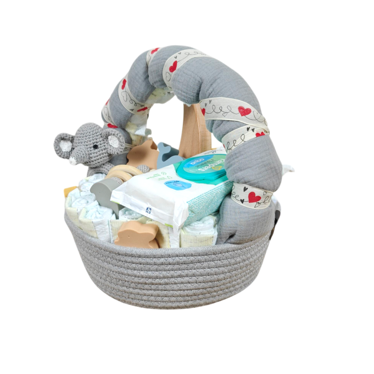 Das Hello World Windelgeschenk Körbchen (32x28cm) ist ein graues, geflochtenes Körbchen mit einem plüschigen Koala, Windeln, Babytüchern und einem herzförmigen Bandhenkel - ideal als charmantes Windelgeschenk oder Babygeschenk.