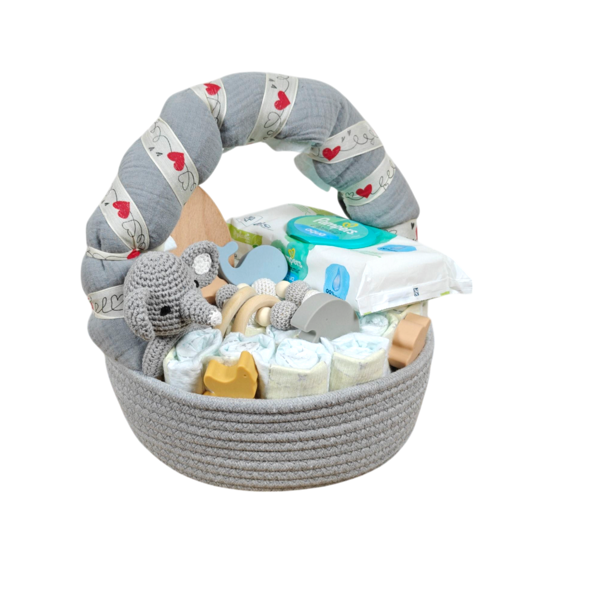 Das Hello World Windelgeschenk Körbchen (32x28cm) ist ein grauer, gewebter Baby-Geschenkkorb, gefüllt mit gerollten Windeln, Feuchttüchern, Plüschtieren, Schnullern und anderen wichtigen Dingen. Der Griff ist mit grauem Stoff umwickelt und mit süßen roten Herzen verziert.
