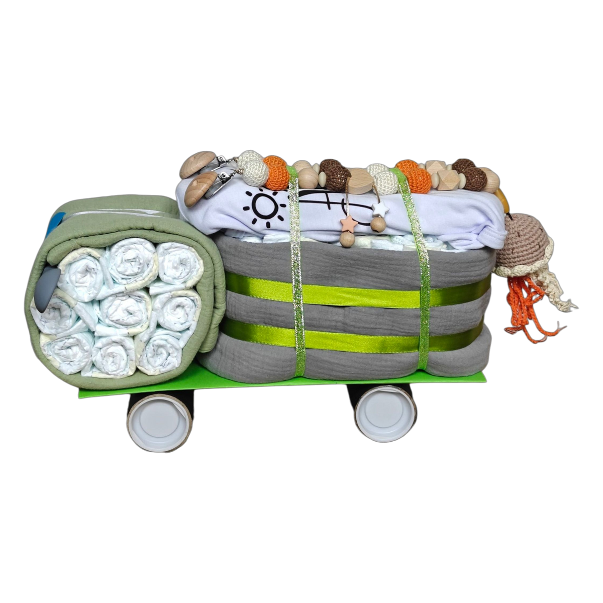 Das Windelgeschenk LKW [40x25cm] von Hello World besteht aus gerollten Textilien und runden Behältern als Räder, dekoriert mit gehäkelten Accessoires - ein kreatives Geschenk für frischgebackene Eltern.