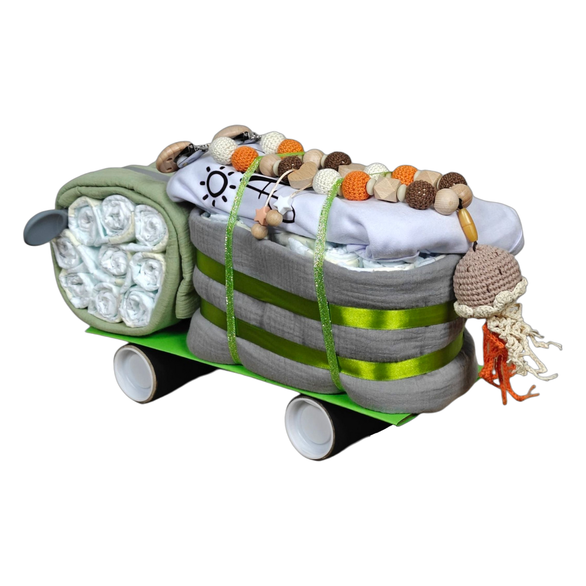 Das Windelgeschenk LKW [40x25cm] von Hello World ist ein kreatives, handgemachtes Geschenk aus Babywindeln, Decke, grünem Band und Accessoires wie Greifling und Häkelrassel - perfekt für frischgebackene Eltern.