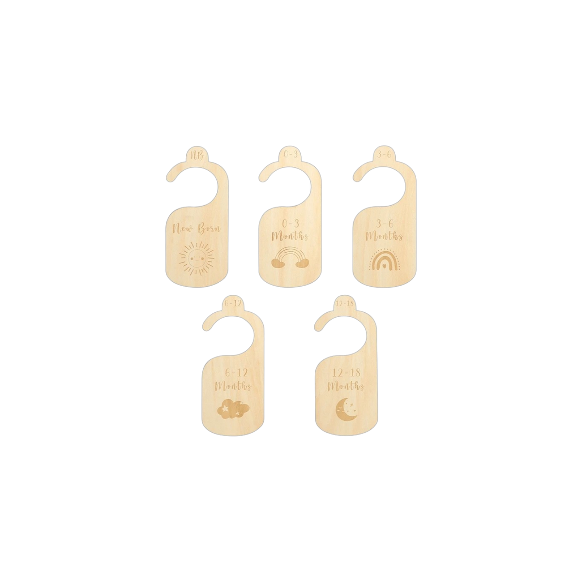 Fünf hölzerne Schranktrenner mit Altersbeschriftung - Neugeborenes bis 12-18 Monate - und niedlichen Gravuren. Ideal zum Organisieren von Babykleidung oder zum Verschenken mit dem Hello World Windelgeschenk Lama (35x19cm) als durchdachtes Babygeschenk.
