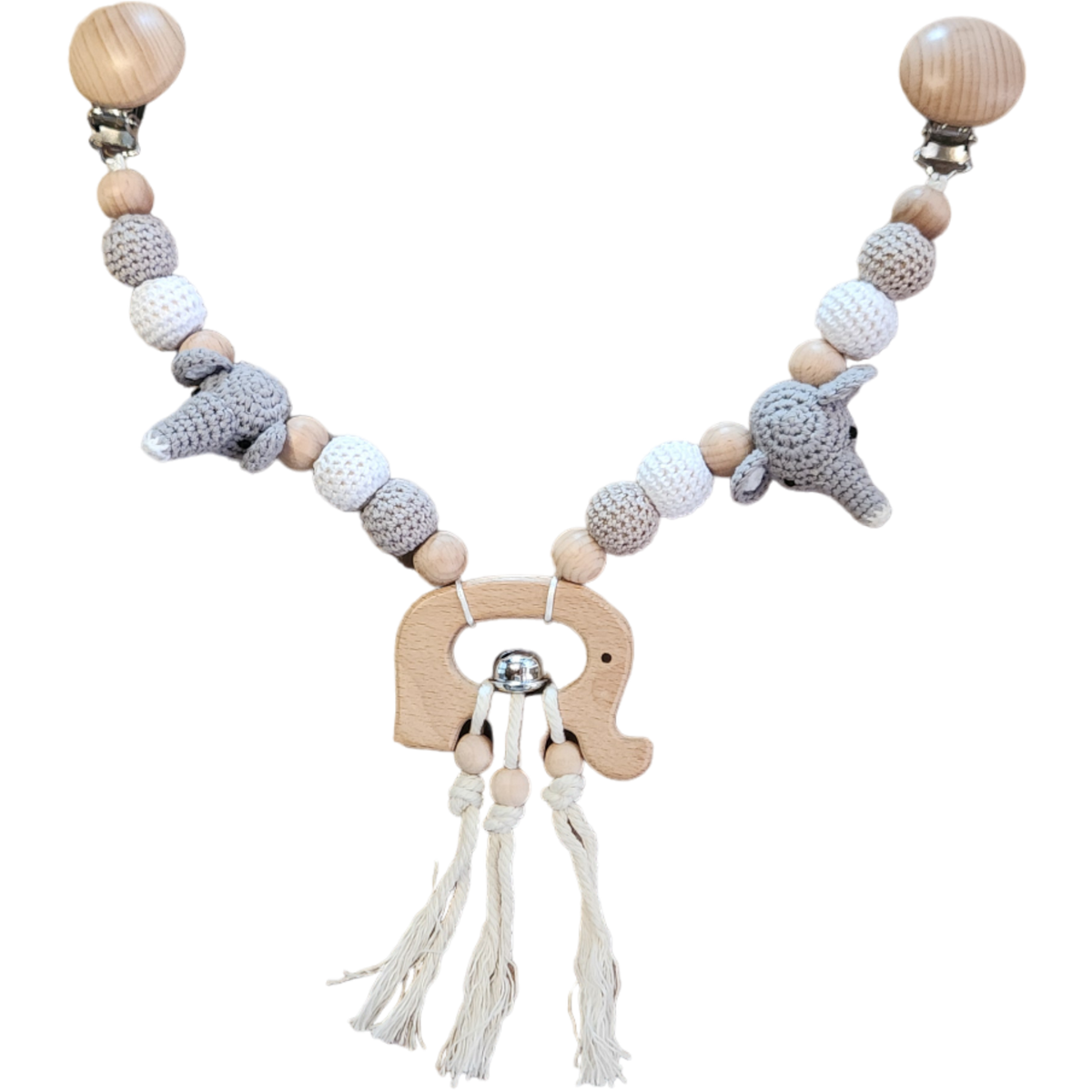 Das Windelgeschenk Lokomotive [32x35cm] von Hello World besticht durch charmante Holzperlen, gehäkelte Formen, einen zentralen Holzelefanten und Quasten in Weiß und Grau - perfekt als Accessoire oder für eine handgefertigte Windeltorte.