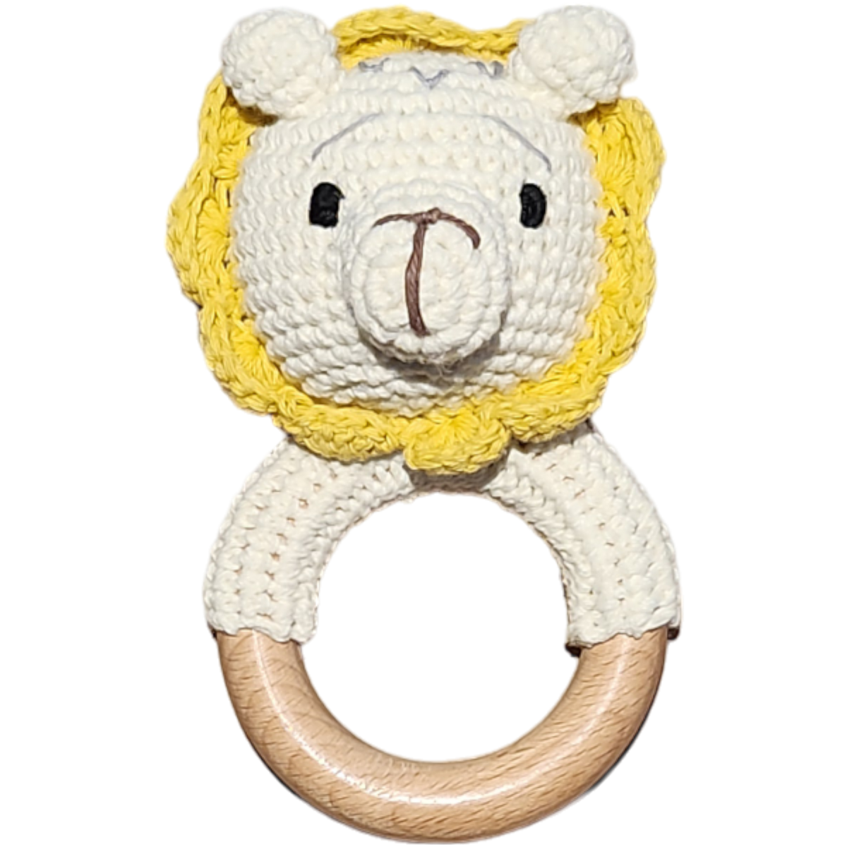 Das Hello World Windelgeschenk Löwentorte [40x35cm] zeigt einen gehäkelten Löwenkopf mit gelber Mähne auf einem glatten Holzring - ideal als Babyrassel oder Beißspielzeug und das perfekte Geschenk zur Geburt oder Babyshower.