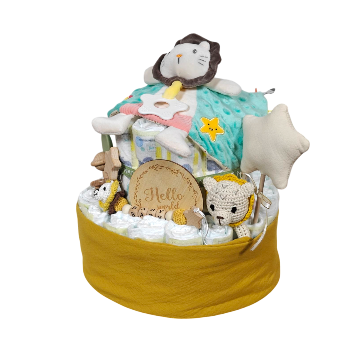 Das Windelgeschenk Löwentorte [40x35cm] von Hello World ist ein entzückendes Geschenk zur Babyparty mit einem Plüschlöwen, einem gehäkelten Bären, einem Sternenkissen, einem Schnuller, einem Holzspielzeug und einem "Hello World"-Schild auf gerollten Windeln in einer gelben Basis.