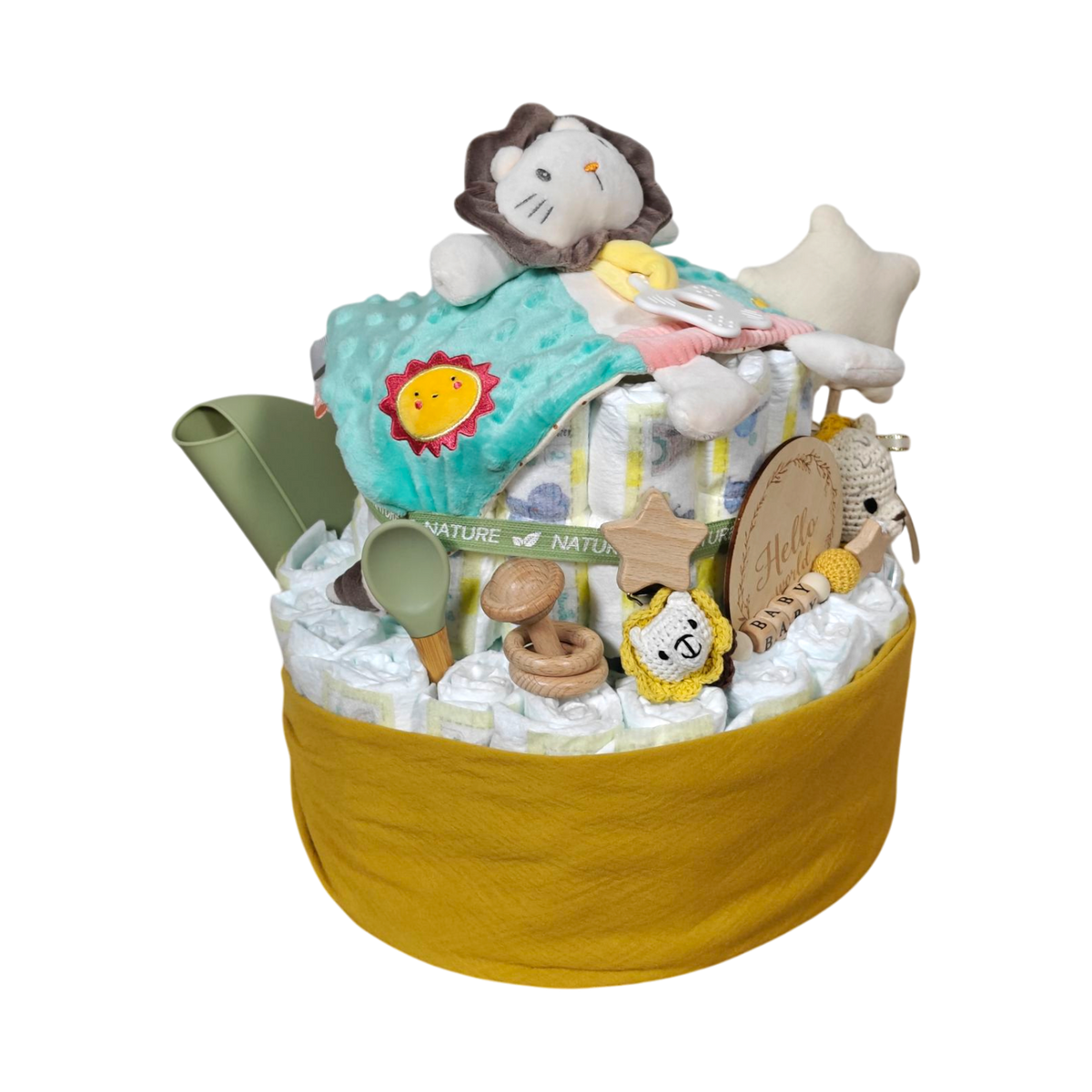 Das Windelgeschenk Löwentorte [40x35cm] von Hello World, verziert mit einem Plüschlöwen, Sonne, Babyutensilien, Spielzeug und grüner Gießkanne, ist das perfekte Geschenk für die Babyshower oder als Windelgeschenk zur Geburt.