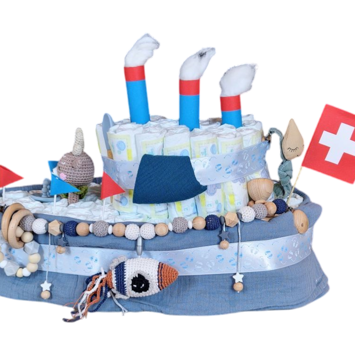 Das Hello World Windelgeschenk Schiff (50x33cm) ist eine schiffsförmige Windeltorte, die mit Babyartikeln, Bändern, Spielzeugfischen und Häkelzubehör verziert ist - ein entzückendes Babygeschenk für Matrosen-Abenteuer oder Baby-Partys.