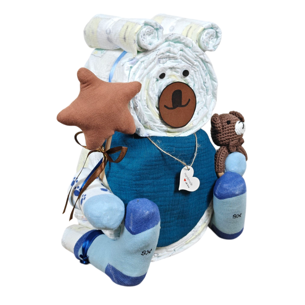 Das Windelgeschenk Teddy [33x35cm] von Hello World mit blauer Kleidung, Socken, Schnuller, Plüschstern, gehäkeltem Bär und Herzanhänger ist das ideale Geschenk zur Geburt - liebevoll arrangiert vor weißem Hintergrund.