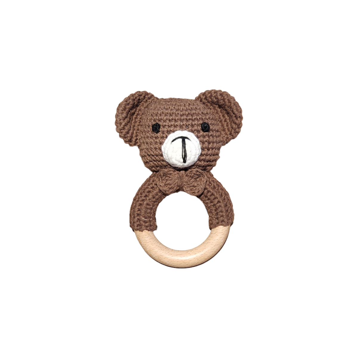 Das Hello World Windelgeschenk Teddy [33x35cm] zeigt einen gehäkelten Teddybärkopf auf einem hölzernen Ring, perfekt als Babygeschenk oder Windelgeschenk, abgebildet auf einem schlichten weißen Hintergrund.