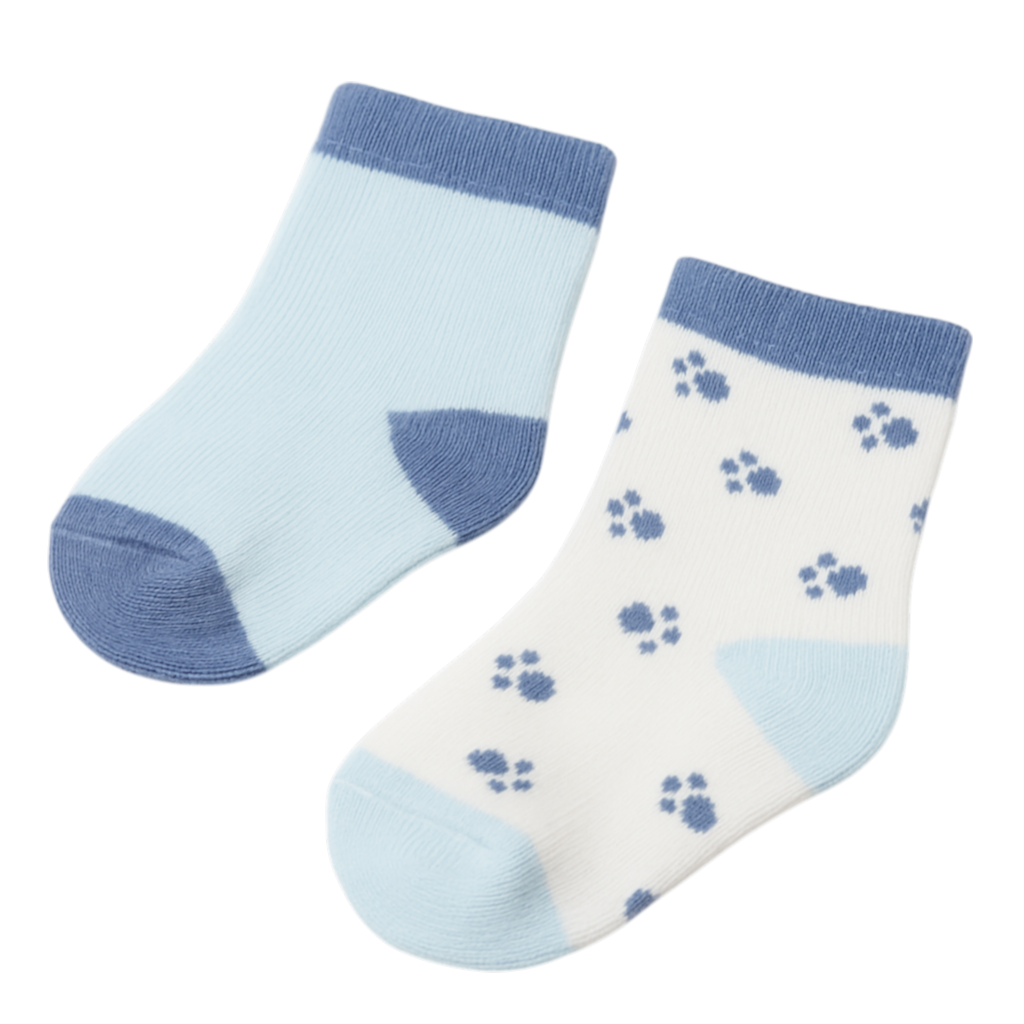 Ein zauberhaftes Paar Kindersocken - eine hellblau mit Akzenten, die andere weiß mit blauen Pfotenabdrücken - ist ein süßes kleines Geschenk zur Geburt oder passt perfekt zum Hello World Windelgeschenk Teddy [33x35cm].