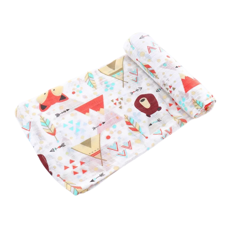 Die Hello World Windeltorte Bärencamp [42x25cm] ist eine weiche, gewickelte Musselin-Babydecke mit Bären, Federn, Pfeilen und geometrischen Mustern - ein perfektes Babygeschenk oder Geschenk zur Geburt für jede Bärencamp-Mottoparty.