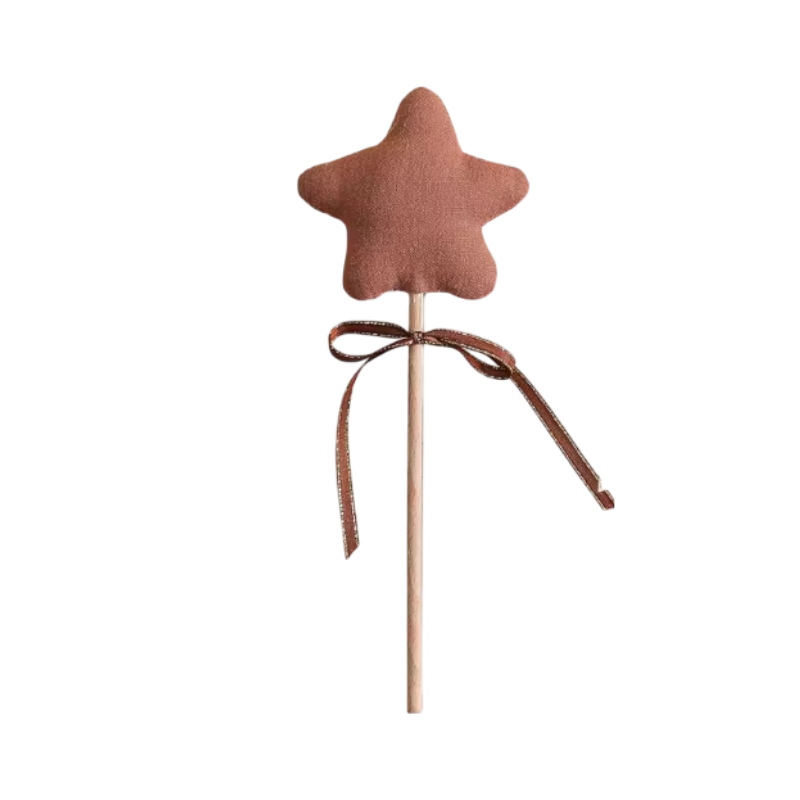 Die Windeltorte Bärencamp [42x25cm] von Hello World eignet sich perfekt als Babygeschenk oder Geschenk zur Geburt und besticht durch ihr charmantes Design auf einem schlichten weißen Hintergrund.