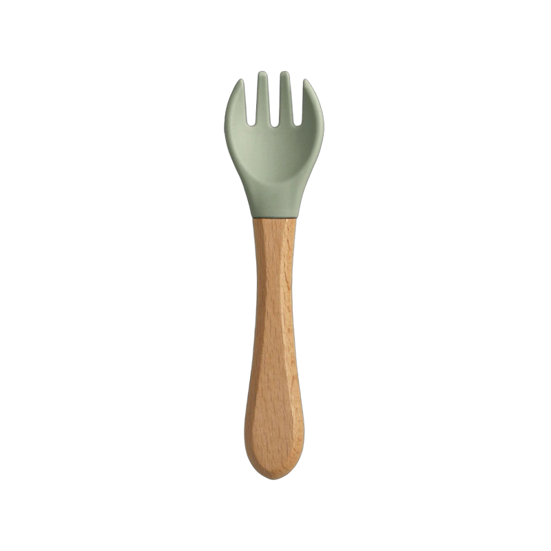 Ein Hello World Babyspork mit hellem Holzgriff und grünem Silikonkopf - ideal als Babygeschenk oder für Ihre Windeltorte Bärencamp [42x25cm] - ist auf weißem Hintergrund abgebildet.