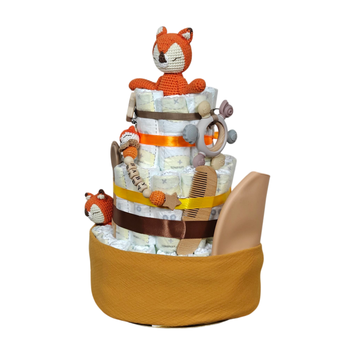 Die Windeltorte Fuchszauber [26x44cm] von Hello World besteht aus drei Etagen mit orangefarbenen und braunen Bändern, Fuchsplüsch, Babyzubehör und einem gelben Stoffsockel - ein bezauberndes Geschenk zur Geburt in liebevollem Fuchs-Design.