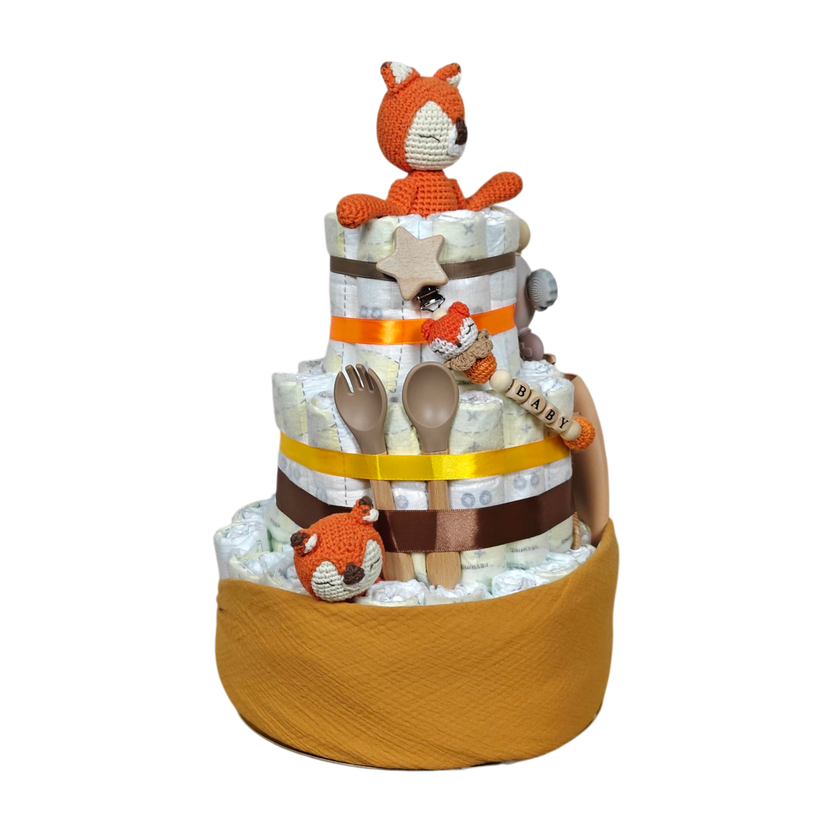 Die Windeltorte Fuchszauber [26x44cm] von Hello World besteht aus drei Etagen mit braunen, gelben und orangefarbenen Bändern, Holzutensilien, Plüschtieren im Fuchs-Design, Babyzubehör und einem gelben Stoffsockel - ideal als Geschenk zur Geburt.