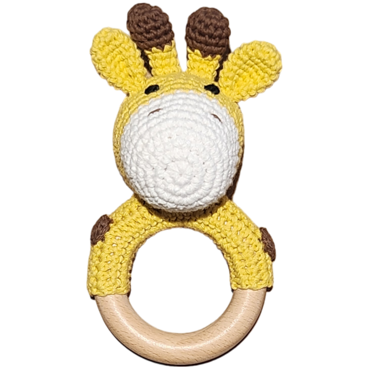 Ein gehäkelter gelber Giraffenkopf mit braunen Flecken und Ohren ist an einem Holzring befestigt. So entsteht eine bezaubernde Babyrassel - perfekt als Geschenk zur Geburt oder als Ergänzung zum Hello World Windeltorte Giraffentraum [42x25cm].