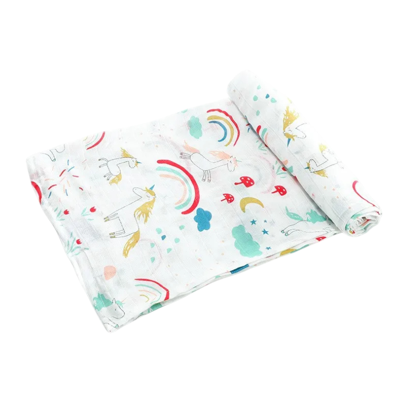 Eine gerollte und teilweise ausgerollte weiße Musselin-Decke mit Einhörnern, Regenbögen, Wolken, Sternen und Pilzen - ideal als Geschenk zur Geburt oder in Kombination mit der Hello World Windeltorte Giraffentraum [42x25cm].