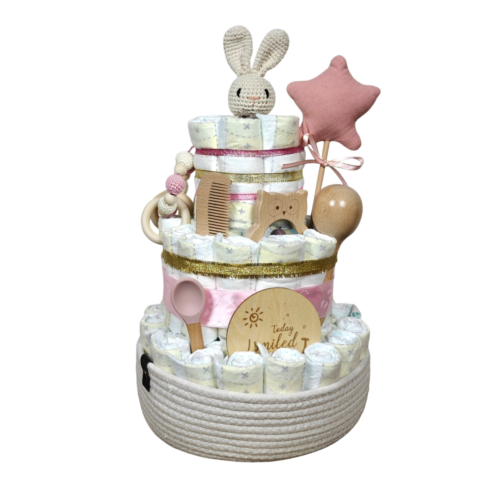 Die Hello World Windeltorte Hase [25x42cm] ist dreistöckig, mit rosa Schleife, Häkelhase, Babygreiflingen, pinkem Stern und Holzdeko im Korb arrangiert - das perfekte nachhaltige Babygeschenk zur Geburt.
