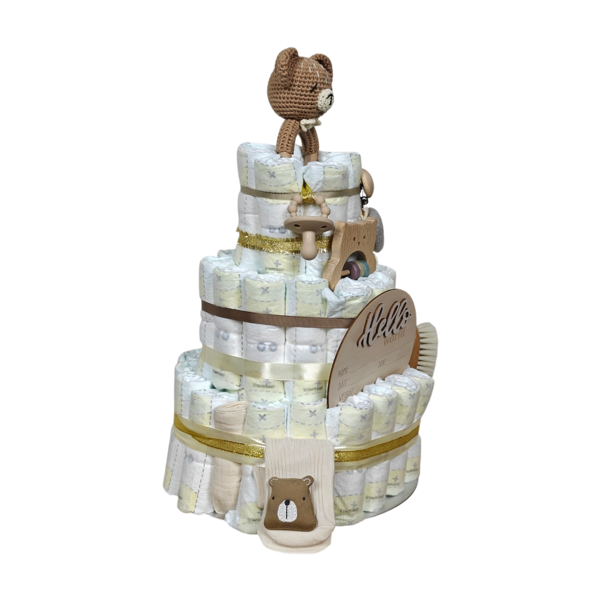 Dreistöckige unisex Windeltorte aus Pampers-Windeln, dekoriert mit gehäkeltem Bären, Holz-Eule, Mond-Schnullerkette, beigem Lätzchen und Socken mit Bärenmotiv und „Hello World“-Holzschild – ideales Geschenk zur Geburt oder Babyparty.