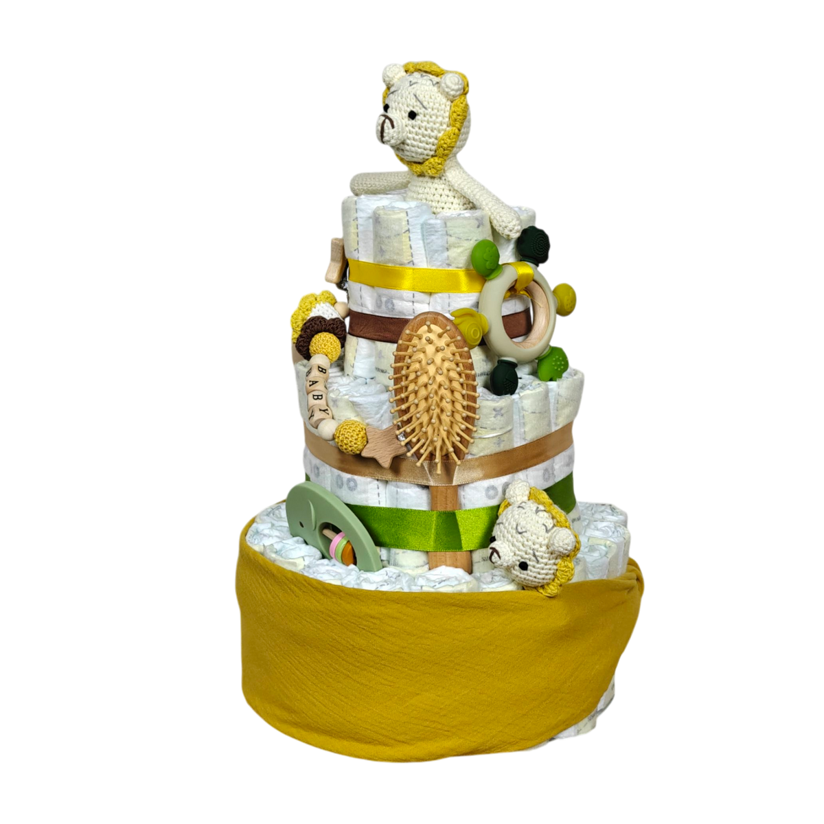 Die Hello World Windeltorte Löwenzauber [26x43cm] besteht aus drei Etagen, gelben und grünen Bändern, gehäkelten Tierspielzeugen, Beißringen, Babyzubehör und einer gelben Stoffunterlage - ein ideales Geschenk für Geburten oder Babypartys.