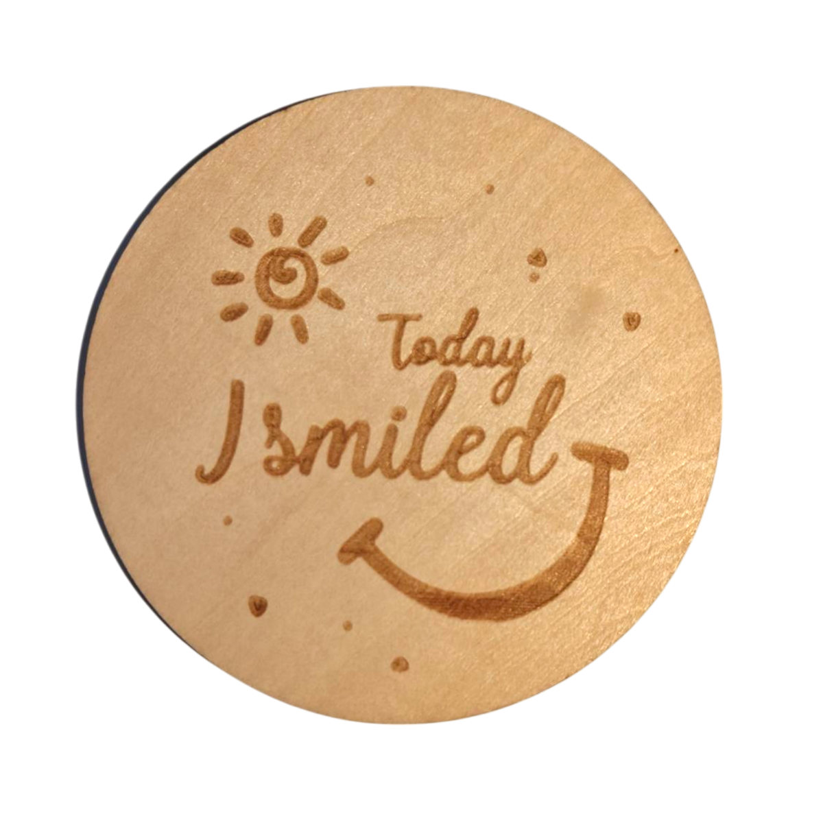 Eine runde Holzmarke mit eingravierter Sonne, "Heute habe ich gelächelt" und einem Smiley, der von Punkten umgeben ist. Ideal als nachhaltiges Babygeschenk für die Hello World Windeltorte Natur [23x43cm]. Perfekt für jede handgefertigte Windeltorte!.