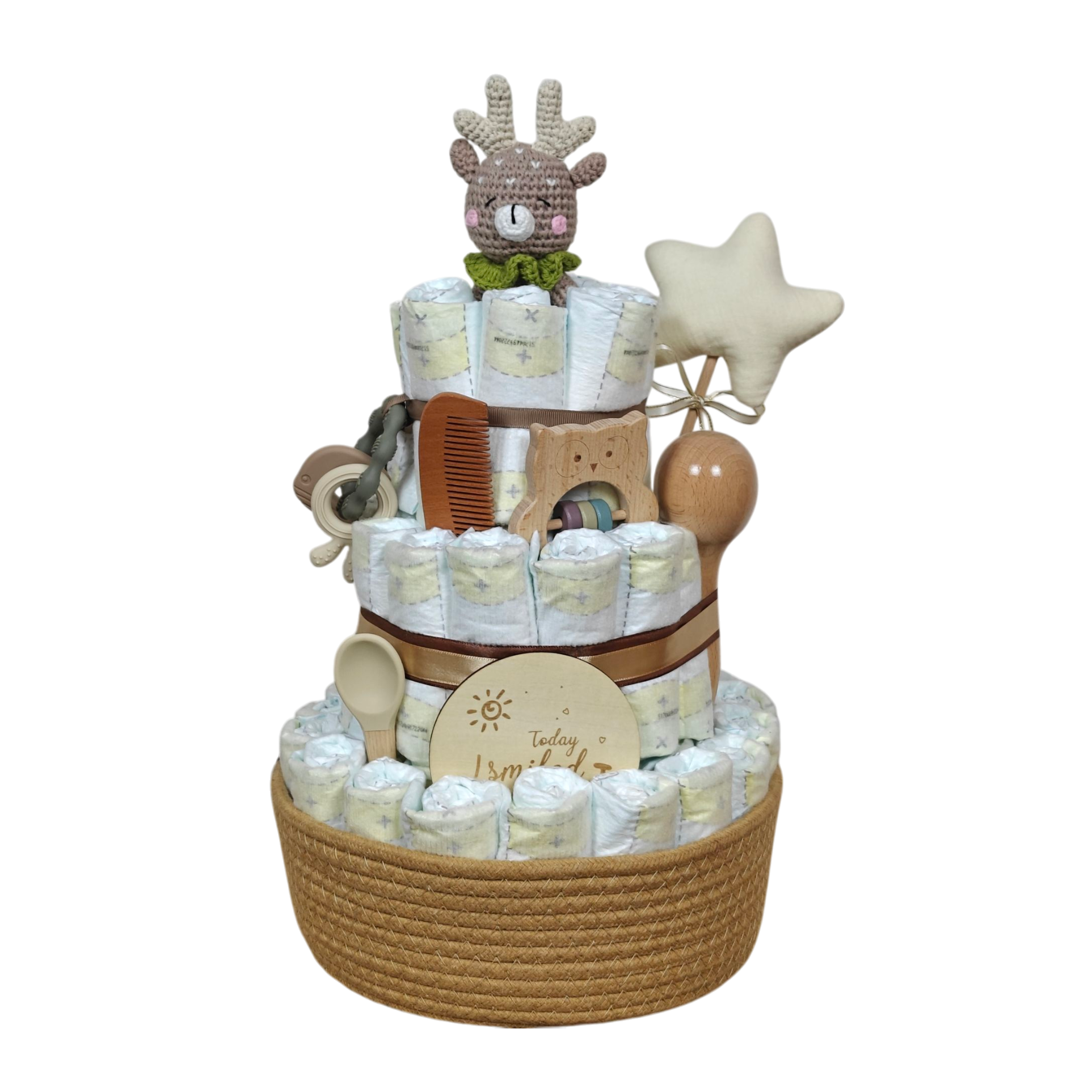 Die Windeltorte Natur [23x43cm] von Hello World ist eine nachhaltige, zweistöckige Windeltorte mit gehäkeltem Reh, Stern-Plüschtier, Holzspielzeug, Kamm, Löffel und Plakette auf geflochtener Korbbasis.