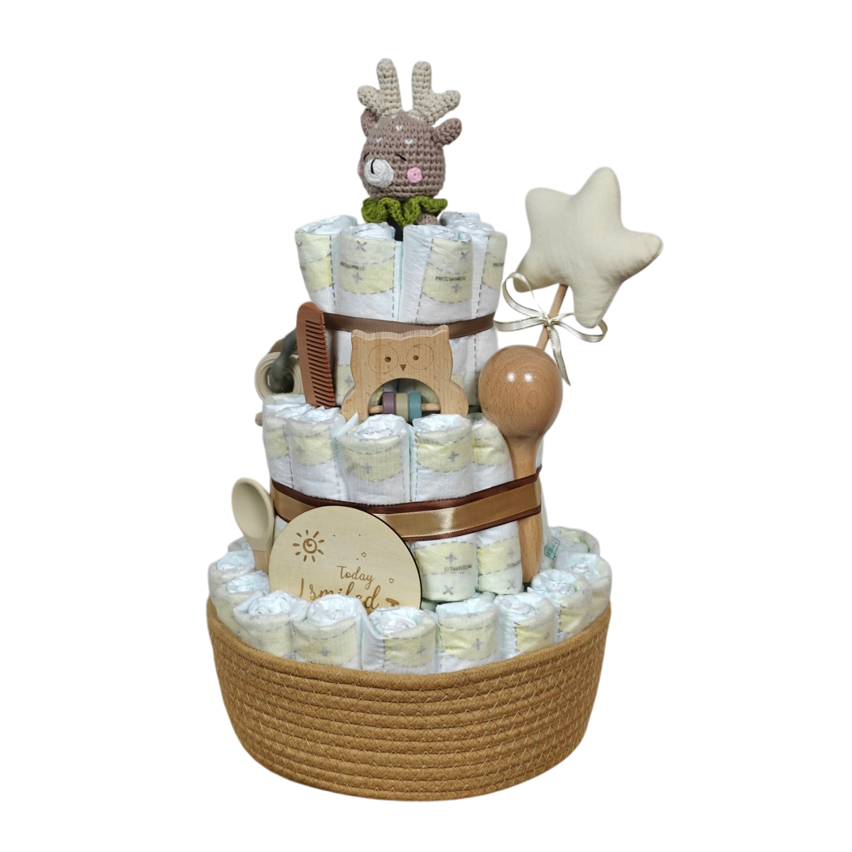 Die Windeltorte Natur [23x43cm] von Hello World ist eine zweistöckige, handgefertigte Windeltorte im geflochtenen Korb mit Plüschhirsch, Holzspielzeug, Stoffstern, Schnuller und "today is wonderful"-Schild - ein nachhaltiges Babygeschenk.