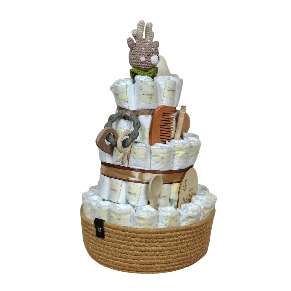 Die Windeltorte Natur [23x43cm] von Hello World ist eine dreistöckige Windeltorte mit Holz-Babyartikeln und gehäkeltem Rentier im Korb - das nachhaltige Babygeschenk.