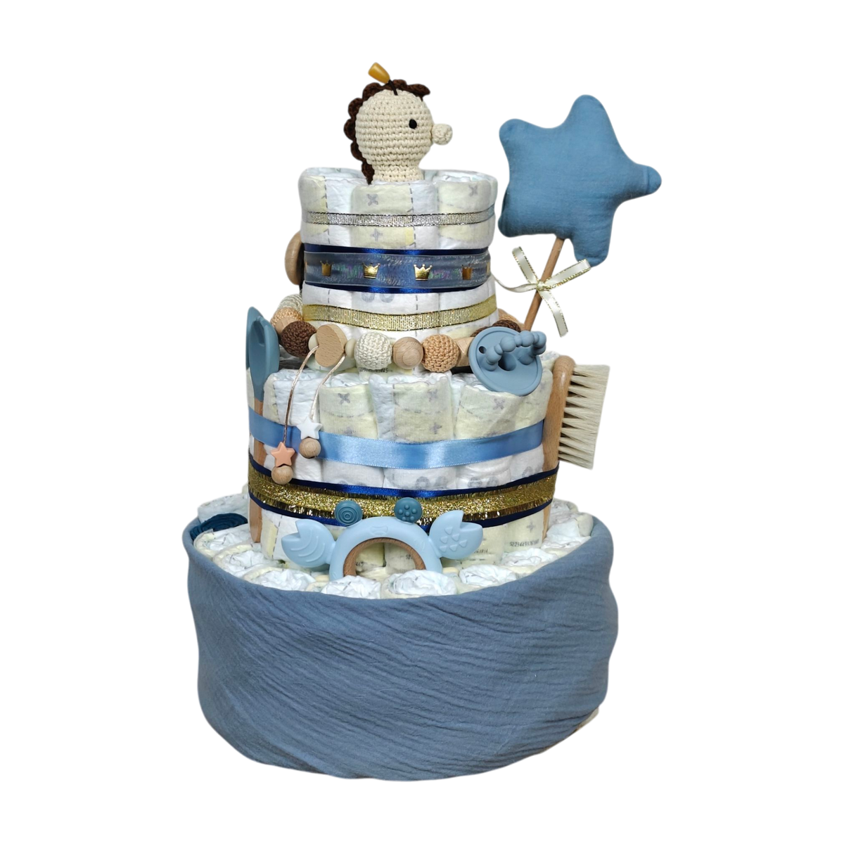 Die Hello World Windeltorte Wasserzauber [26x42cm] ist eine zweistöckige Windeltorte, die mit blauen Bändern, Babyzubehör, einem blauen Plüschstern und einer gehäkelten Puppe mit gelber Schleife verziert ist - ein ideales Geschenk zur Geburt, eingewickelt in blauen Stoff.