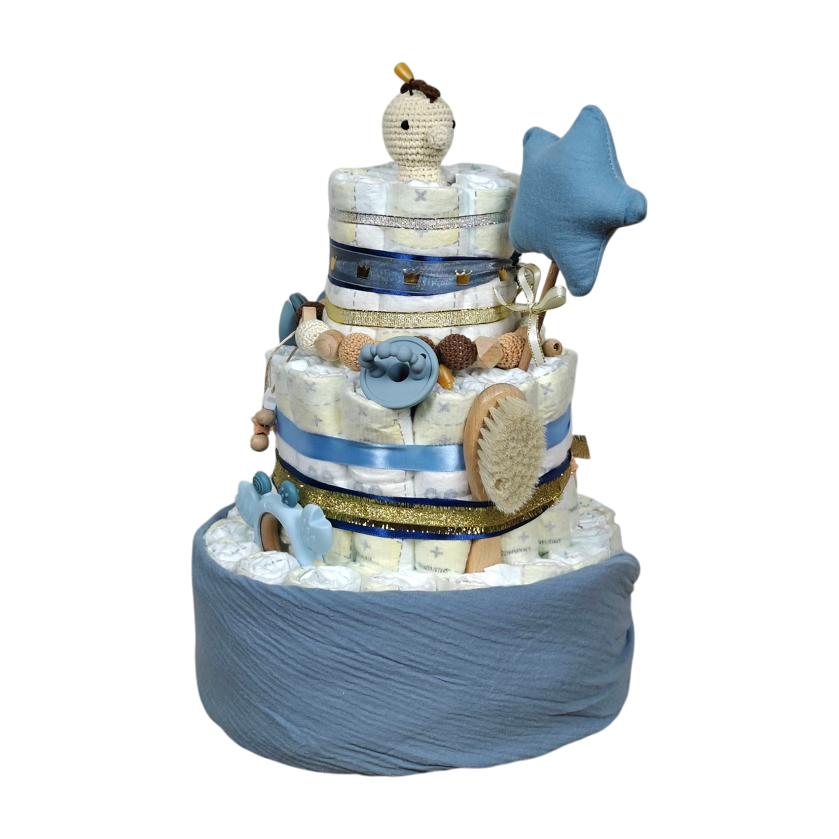 Die Hello World Windeltorte Wasserzauber [26x42cm] besteht aus drei Etagen, blauen und goldenen Bändern, Babyartikeln, einem blauen Sternenkissen und einer gehäkelten Puppe - ein ideales maritimes Babygeschenk oder Geschenk zur Geburt.