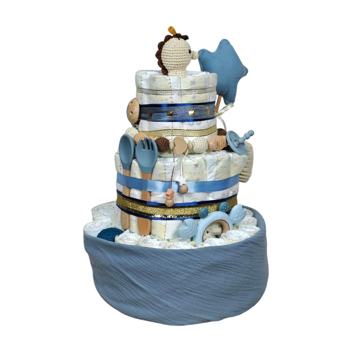 Die Hello World Windeltorte Wasserzauber [26x42cm] besteht aus drei Etagen, blauen und goldenen Bändern, Baby-Accessoires, einem Plüschlöwen und einem blauen Sternenballon - ein perfektes maritimes Babygeschenk und ein auffälliger Blickfang für die Babyparty.