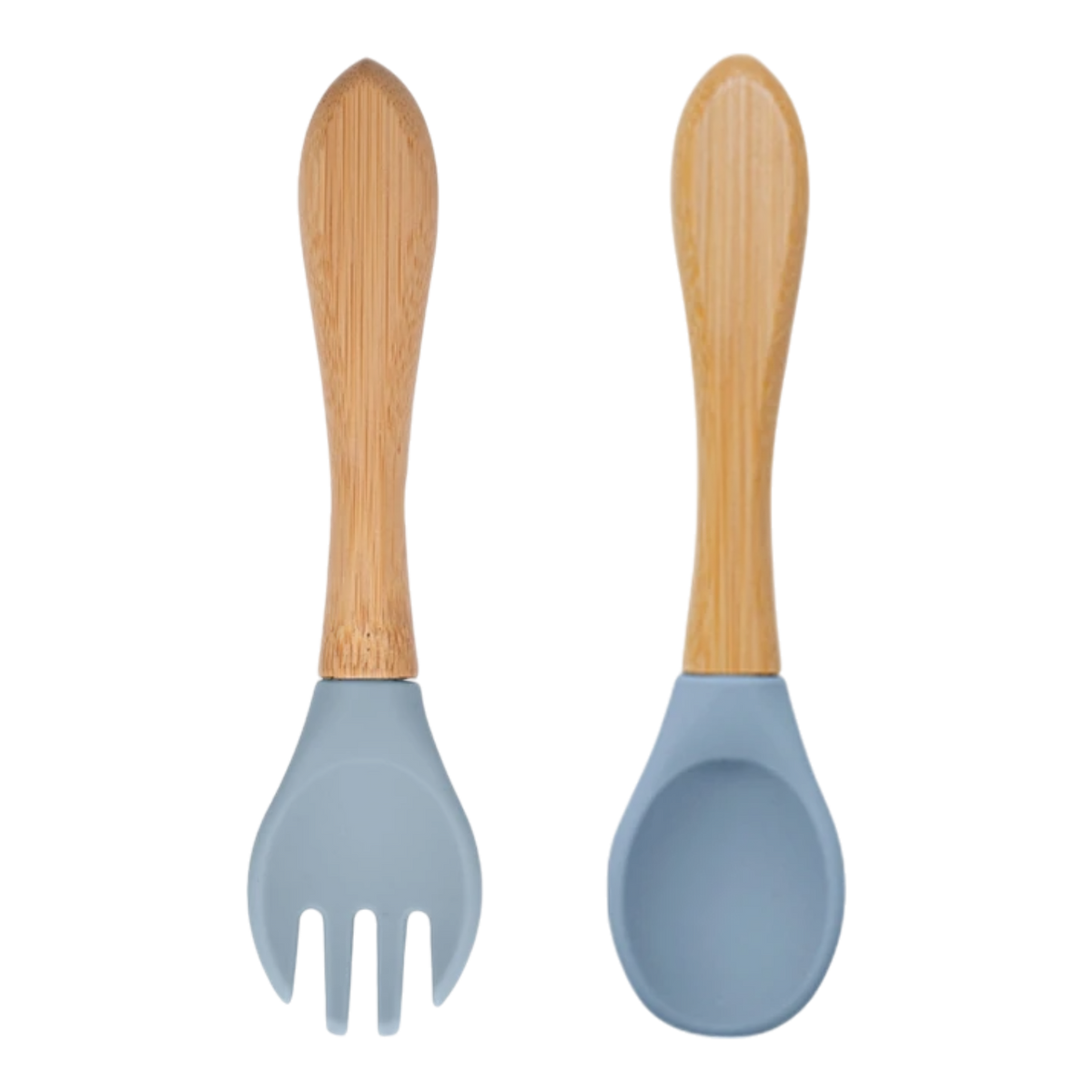 Zwei Utensilien mit Holzgriffen und hellblauen Silikonköpfen - eine Gabel und ein Löffel - stehen senkrecht auf der Windeltorte Wasserzauber [26x42cm] von Hello World, die jedes maritime Baby- oder Geburtstagsgeschenk aufwertet.