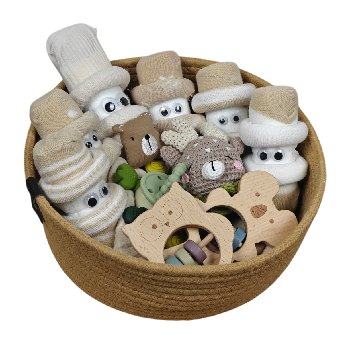 Das Hello World Kuschelkörbchen Sternensechslinge, ein runder geflochtener Korb, ist mit Babyutensilien wie gerollten Socken, Waschlappen mit Knopfaugen, gestricktem Tierspielzeug und Beißringen aus Holz gefüllt - ein bezauberndes Babygeschenk.