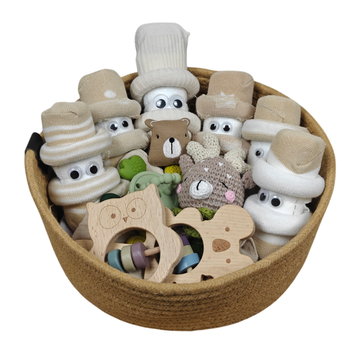 Das Hello World Kuschelkörbchen Sternensechslinge ist gefüllt mit Babysocken in Form von Gesichtern, Kuscheltieren und Holzrasseln in Form von Eulen und Bären - ein niedliches Babygeschenk, das alles enthält, was man braucht.