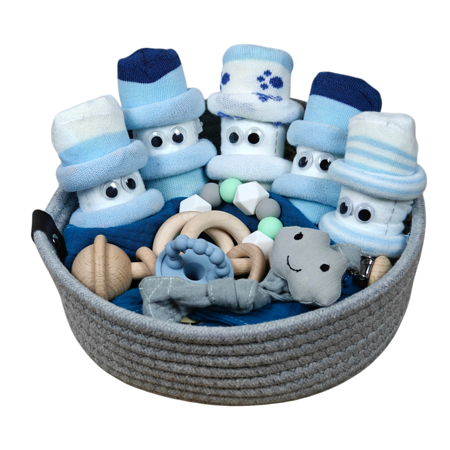 Das Kuschelkörbchen Wolkenfünflinge von Hello World ist ein graues, geflochtenes Körbchen, gefüllt mit Babyutensilien wie gerollten Sockenfiguren, Beißspielzeug, einer weichen Wolke und süßen Stoffaccessoires - das perfekte Geschenk zur Geburt.