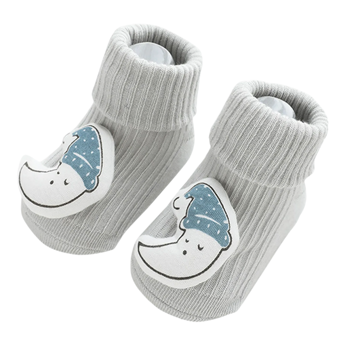 Une paire de chaussettes pour bébé gris clair avec une texture côtelée, chacune représentant une lune souriante dans un bonnet de nuit bleu - un adorable cadeau de la collection Cloud Sextuplets Cuddly Basket de Hello World, représentée sur fond blanc.