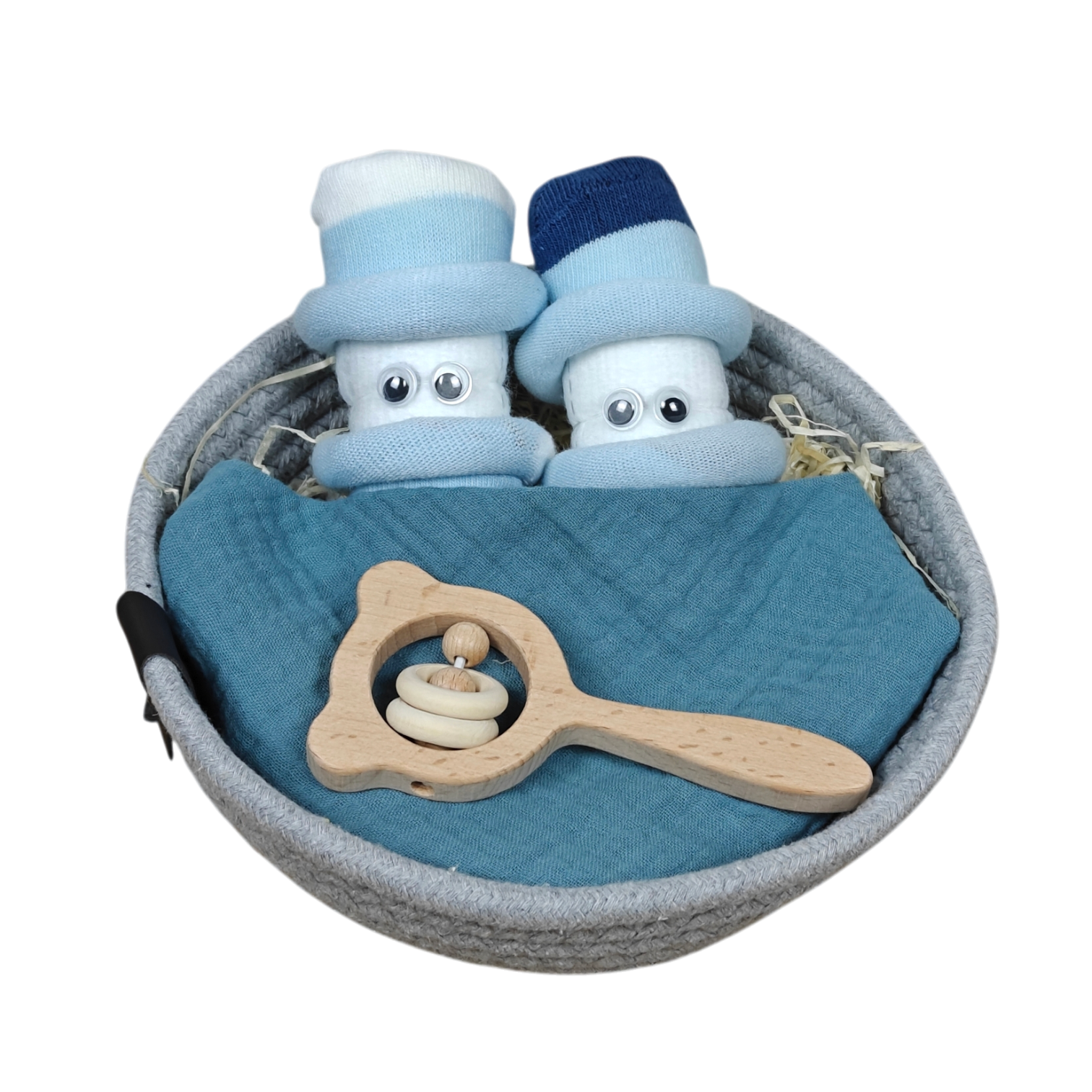 Das Kuschelkörbchen Wolkenzwillinge von Hello World ist ein graues Körbchen mit zwei blauen Babysocken als Schneemänner, einem türkisen Tuch und einer Bärchen-Rassel-perfekt als Windelgeschenk oder Geschenk zur Geburt.