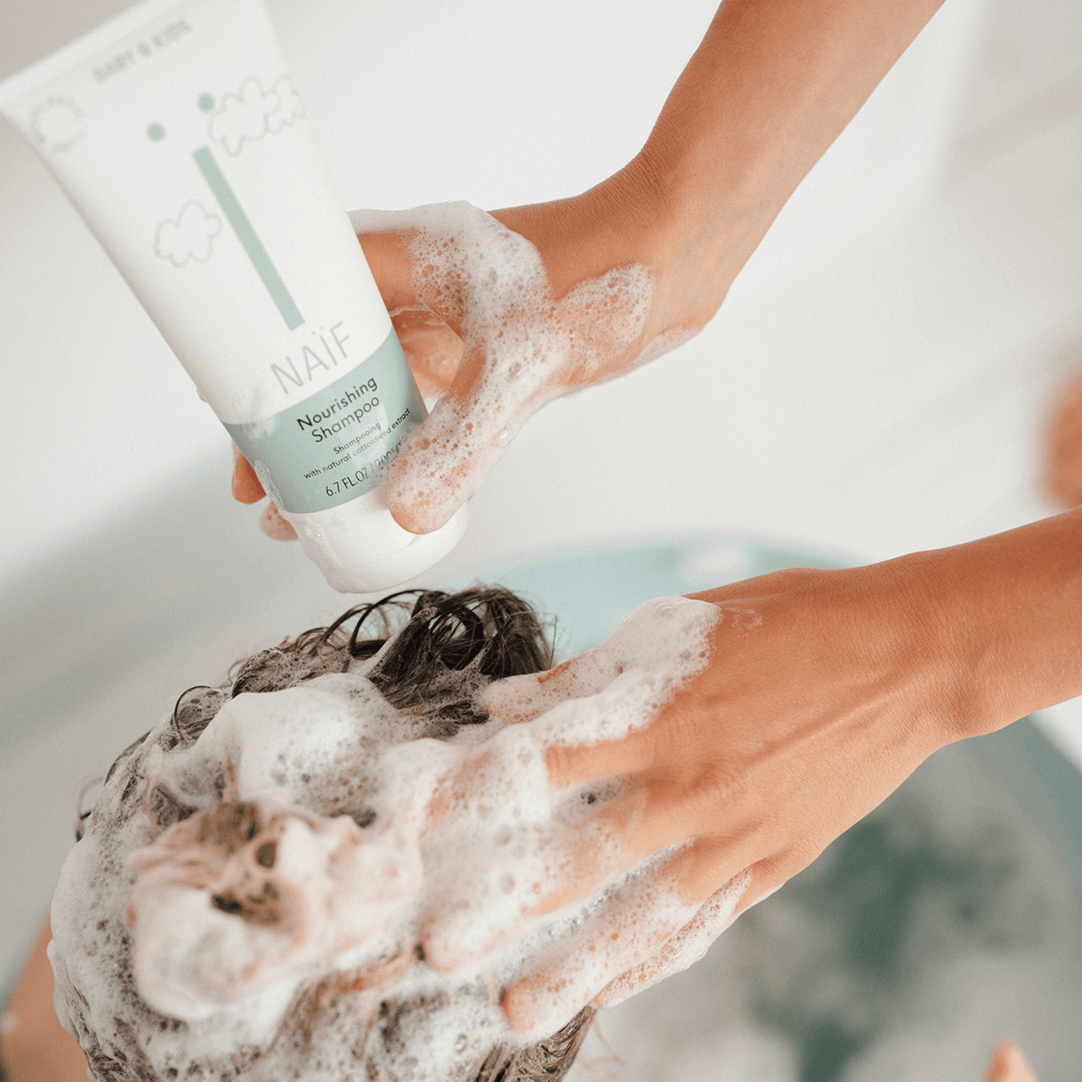 Shampoo per capelli Naïf Baby & Kids per la pelle sensibile dei bambini - cura delicata dei capelli senza siliconi e microplastiche