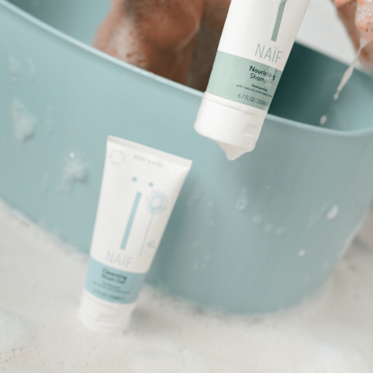 Shampoo per capelli Naïf Baby & Kids 200 ml durante il bagno - shampoo naturale per neonati e bambini
