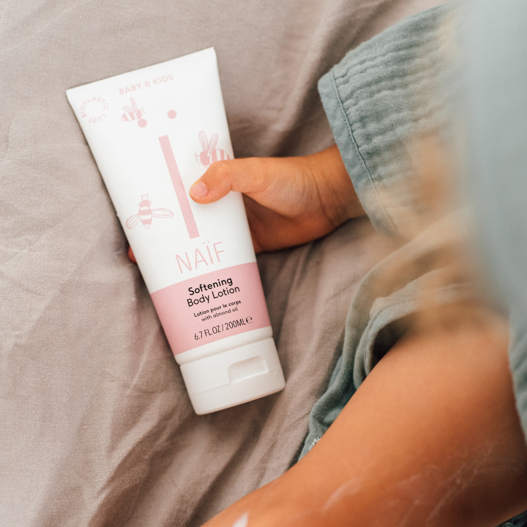 Naïf Baby & Kids lait corporel 200 ml pour le soin quotidien de la peau sensible des bébés et des enfants après le bain ou la douche.