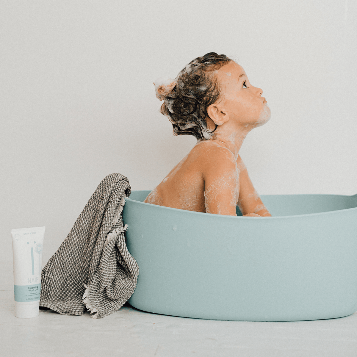 Kind badet mit Naïf Baby & Kids Duschgel für eine sanfte und feuchtigkeitsspendende Reinigung