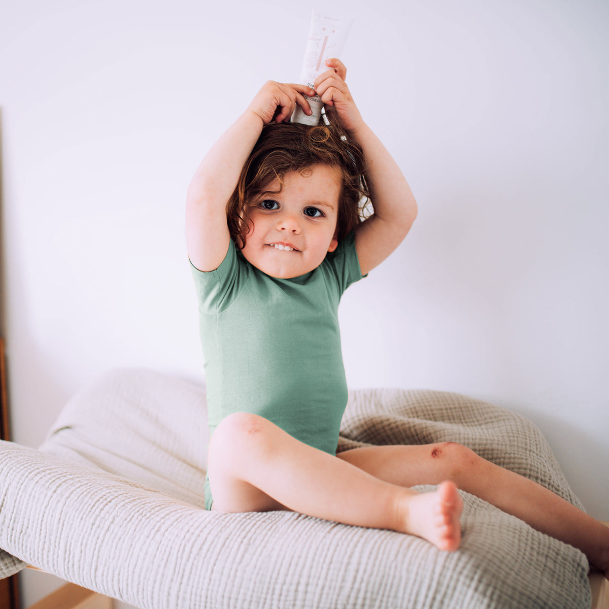 Naïf Baby & Kids Windelcreme wird beim Windelwechsel sanft auf die empfindliche Babyhaut aufgetragen.