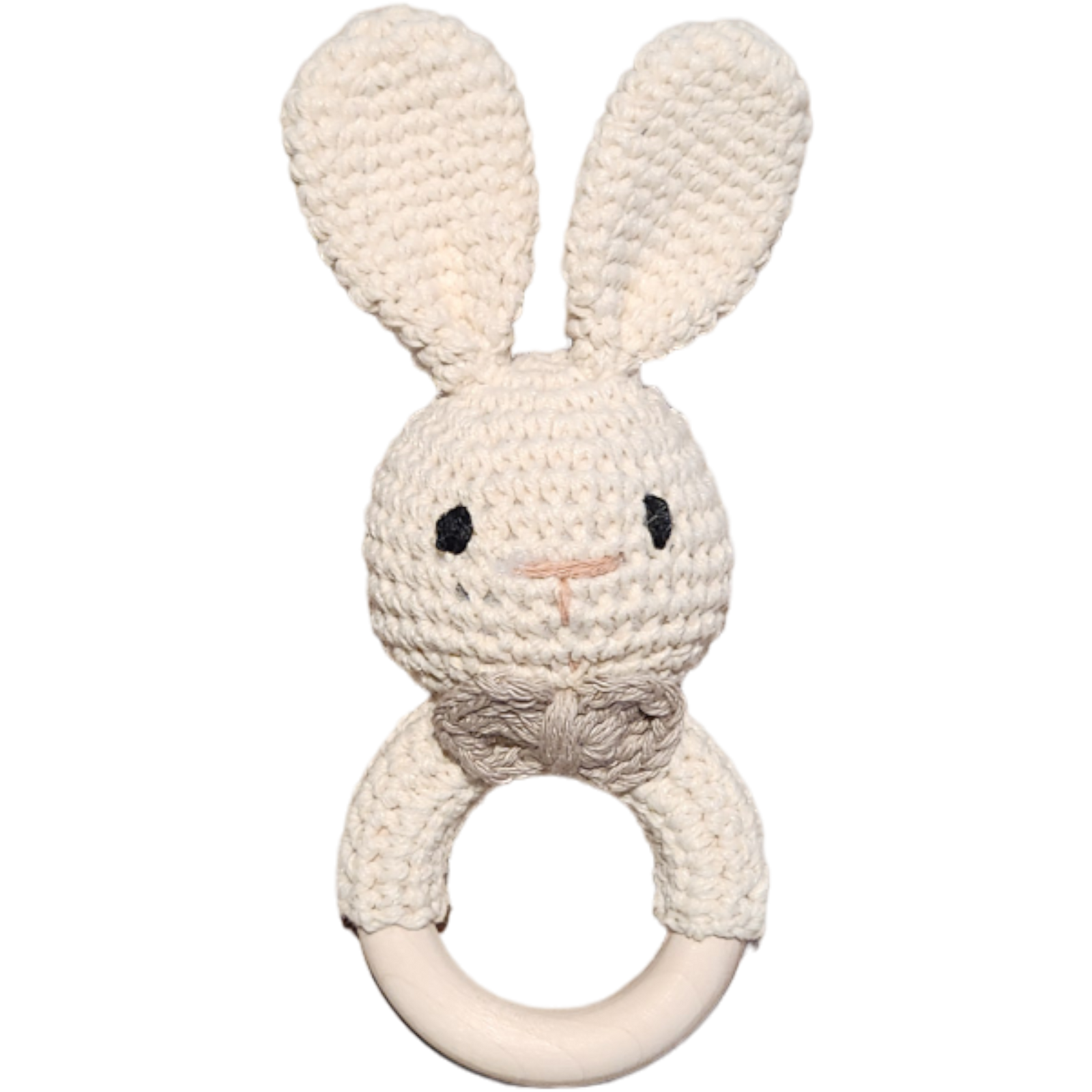 Der Rasseltier Hase [6x15cm] von Hello World ist ein handgehäkeltes Babyspielzeug mit langen Ohren, schwarzen Augen und gesticktem Lächeln am Holzring - liebevolles Naturspielzeug für kleine Hände.