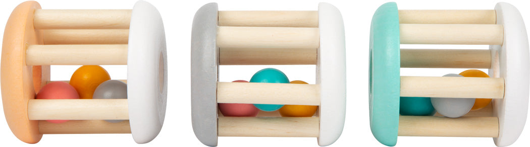 Seitenansicht des Holz Greifspielzeug Pastell 3er Sets mit Holzkugeln im Inneren.