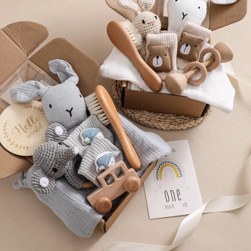 Das Snuh Baby Geschenk zur Geburt von Hello World enthält weiche Spielzeuge, ein Schnuffeltuch Elefant, Holz-Babybürsten, ein Holzauto, gestrickte Socken, Karten und neutrale Decken - das nachhaltige Babygeschenk!.